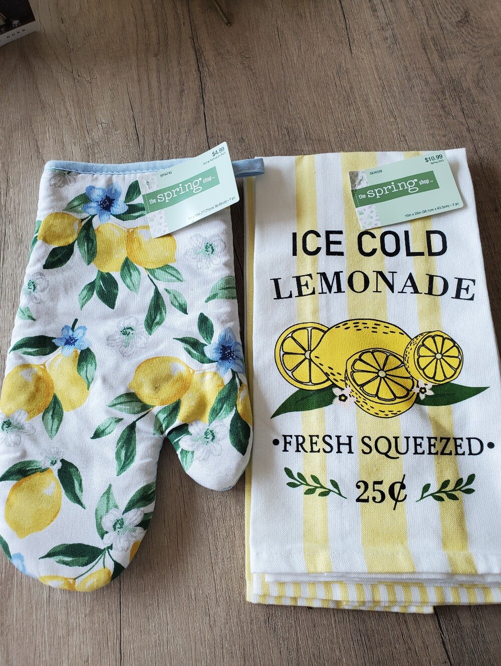 KITCHEN TOWEL WITH MATCHING OVEN MIT